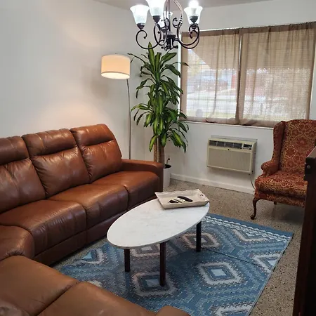 Whole Home Cheerful Quiet 2 Bedroom Home 20 Minutes From Beaches